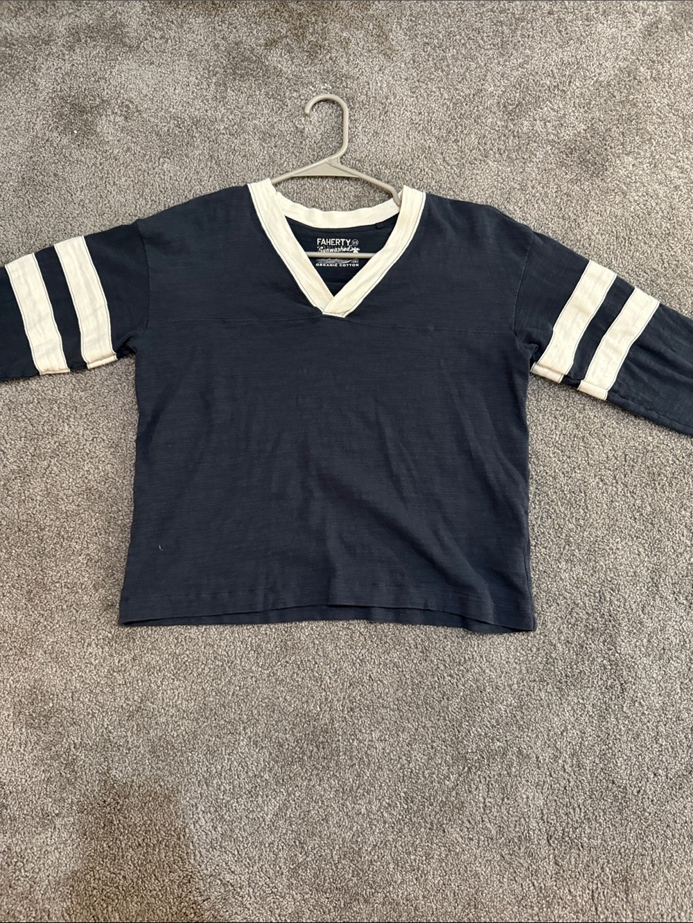 Faherty Navy Long Sleeve V‑Neck Tee with White Stripe Details